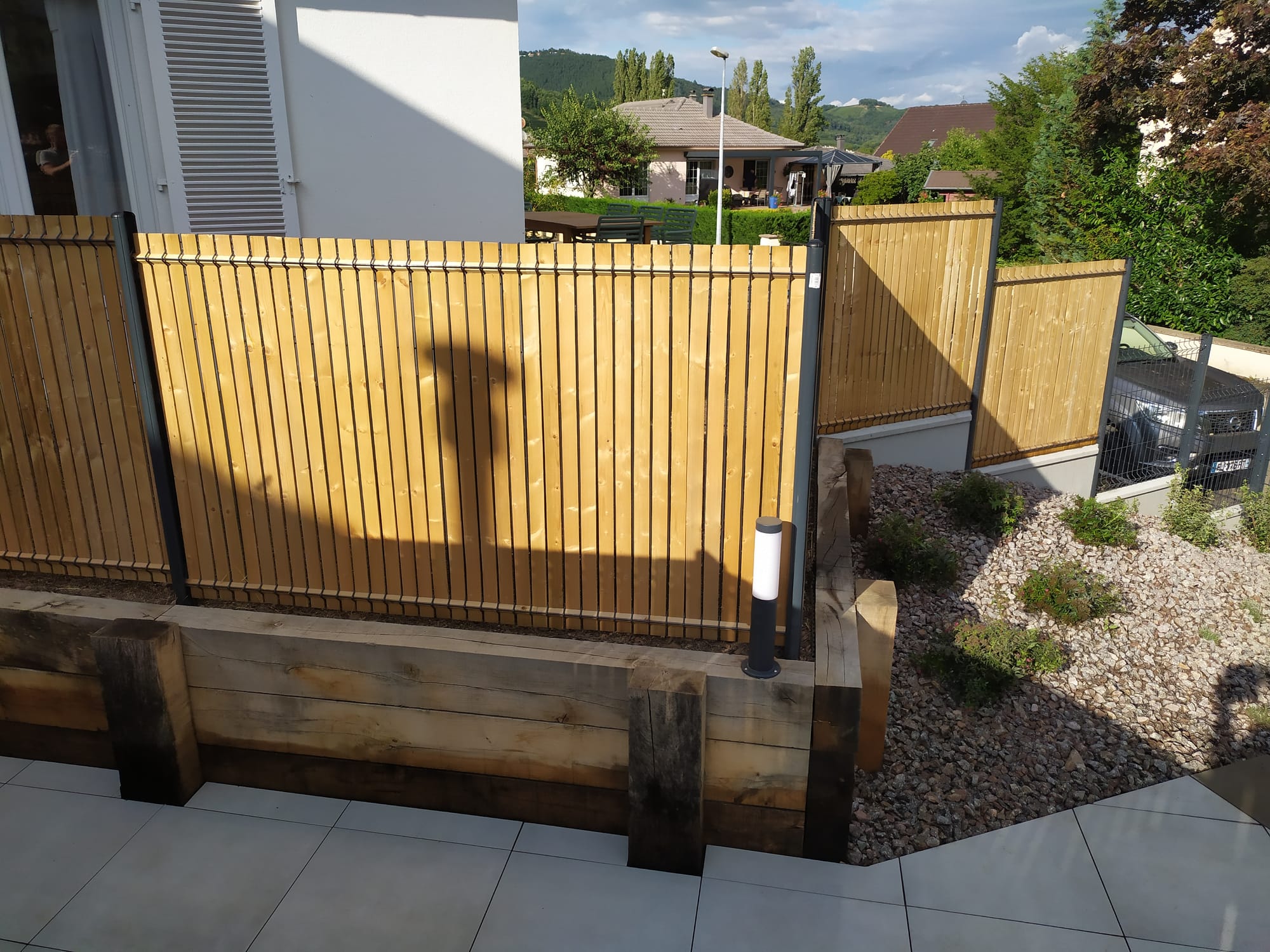 Aménagement complet d'une copropriété: entrée commune, 2 extérieurs bien distincts