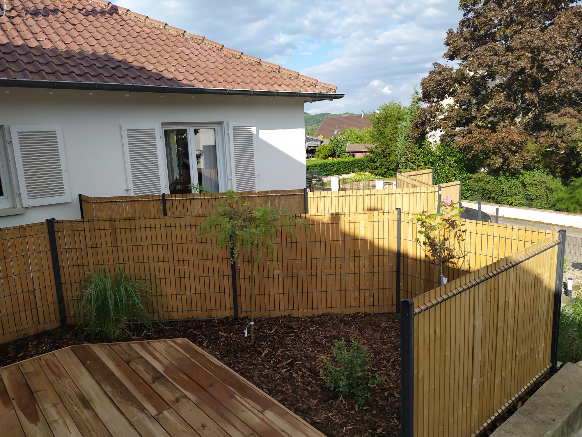 Aménagement complet d'une copropriété: entrée commune, 2 extérieurs bien distincts