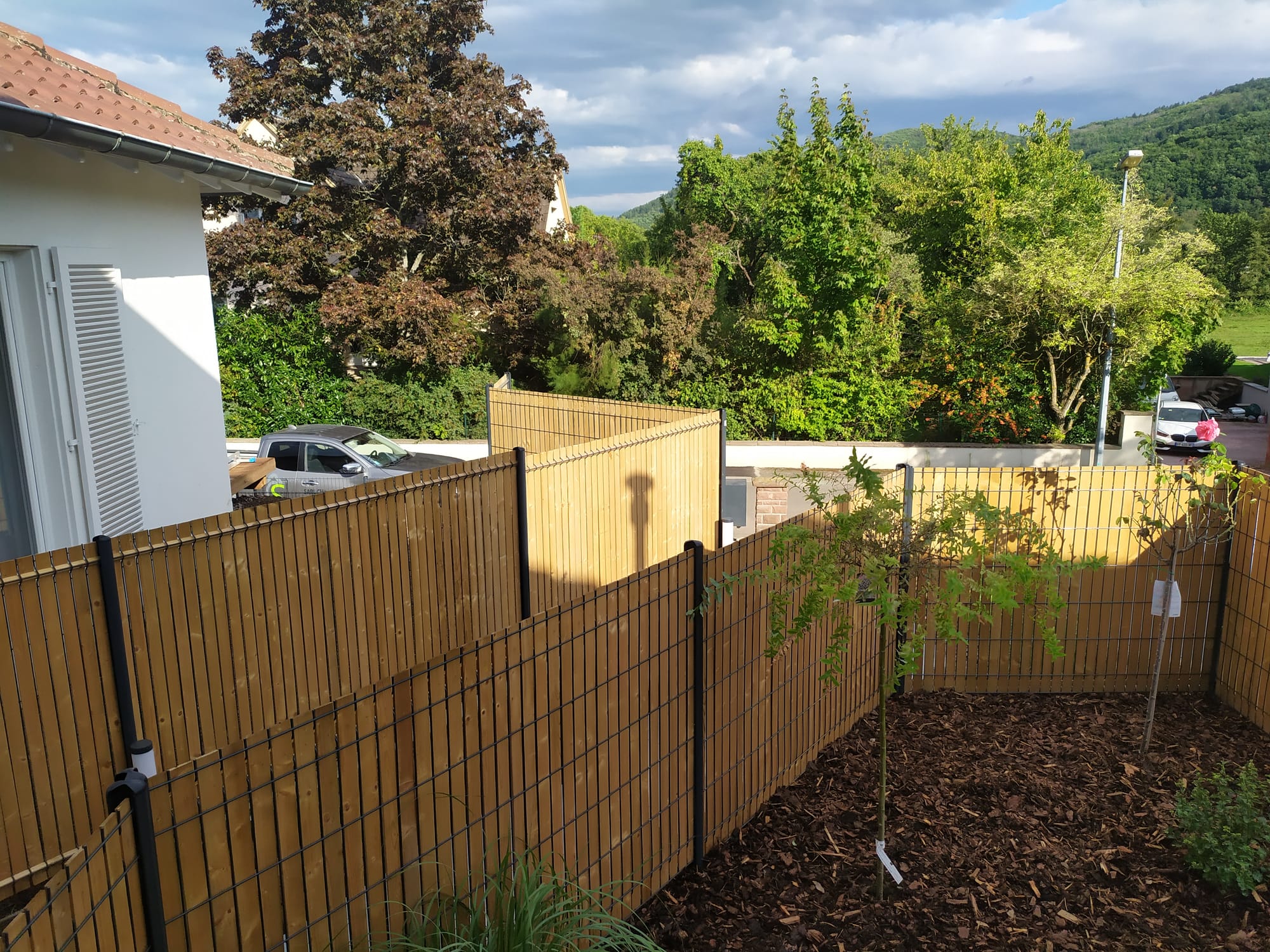 Aménagement complet d'une copropriété: entrée commune, 2 extérieurs bien distincts