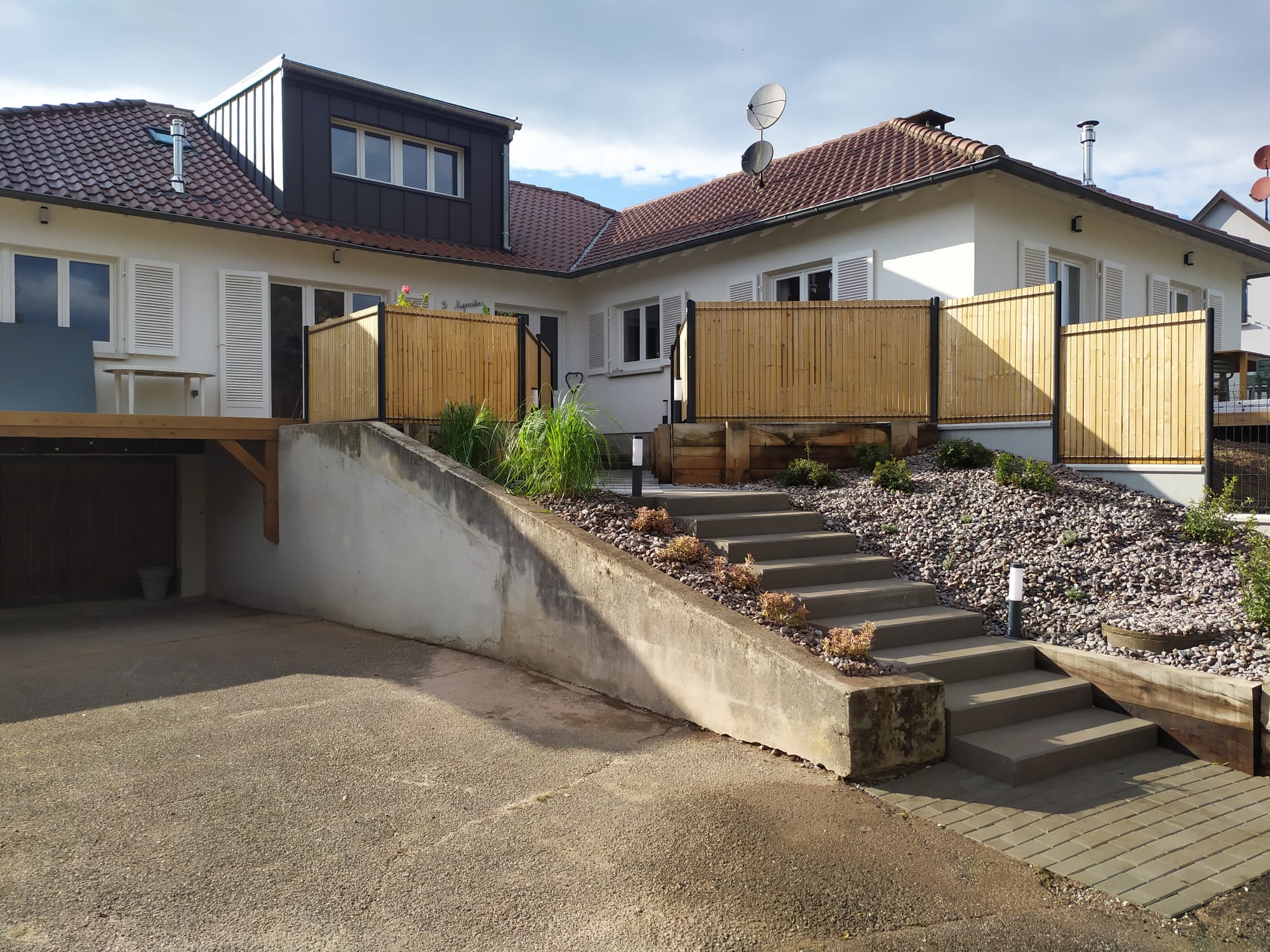 Aménagement complet d'une copropriété: entrée commune, 2 extérieurs bien distincts