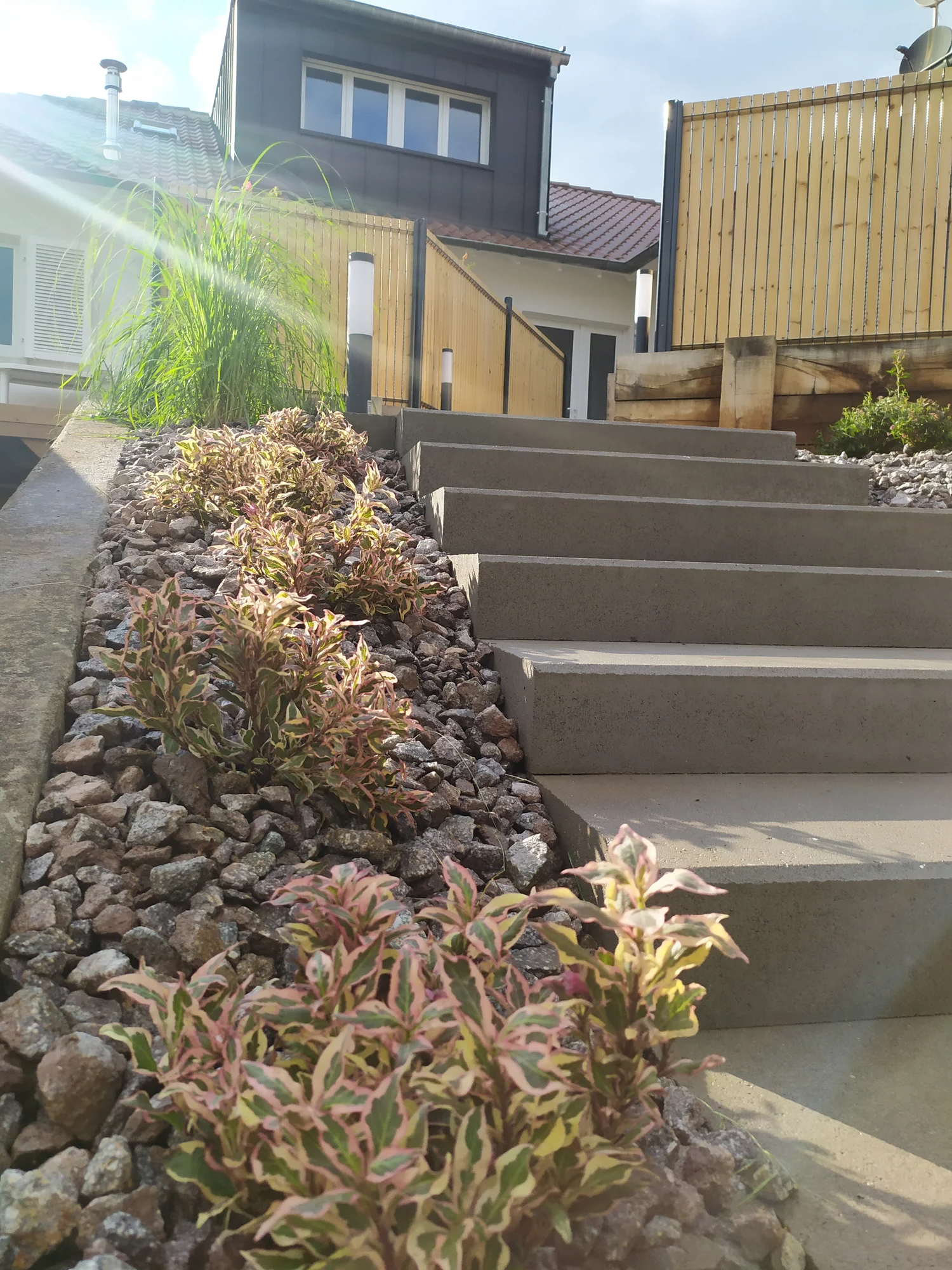 Aménagement complet d'une copropriété: entrée commune, 2 extérieurs bien distincts