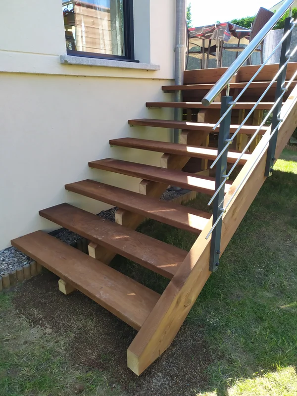 Terrasse en pin autoclave marron, bac à plantes et escalier bois