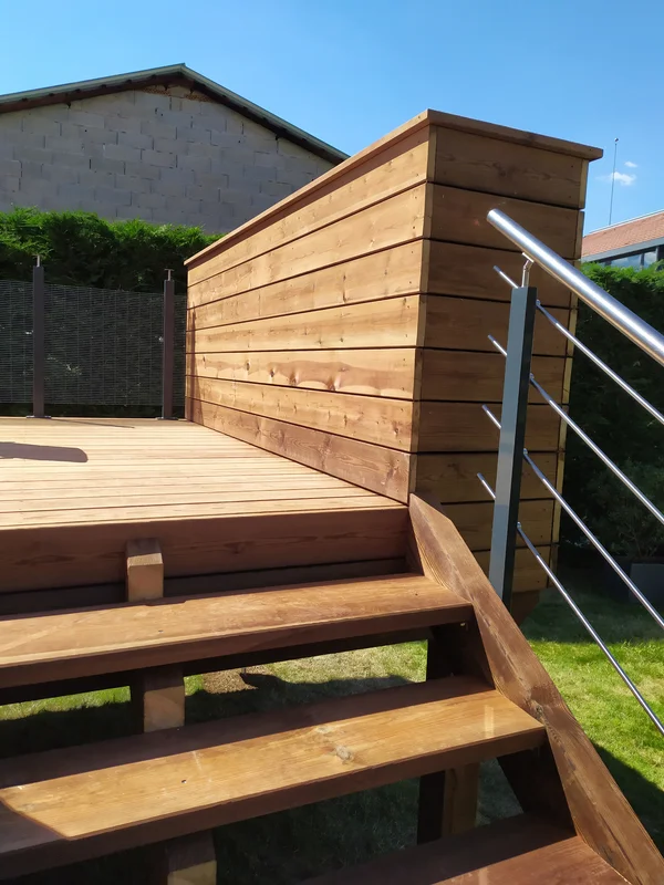 Terrasse en pin autoclave marron, bac à plantes et escalier bois