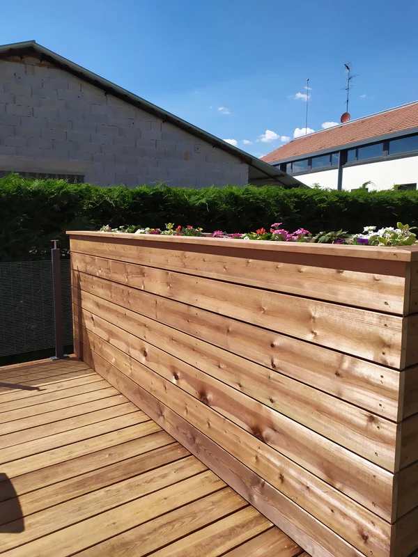 Terrasse en pin autoclave marron, bac à plantes et escalier bois