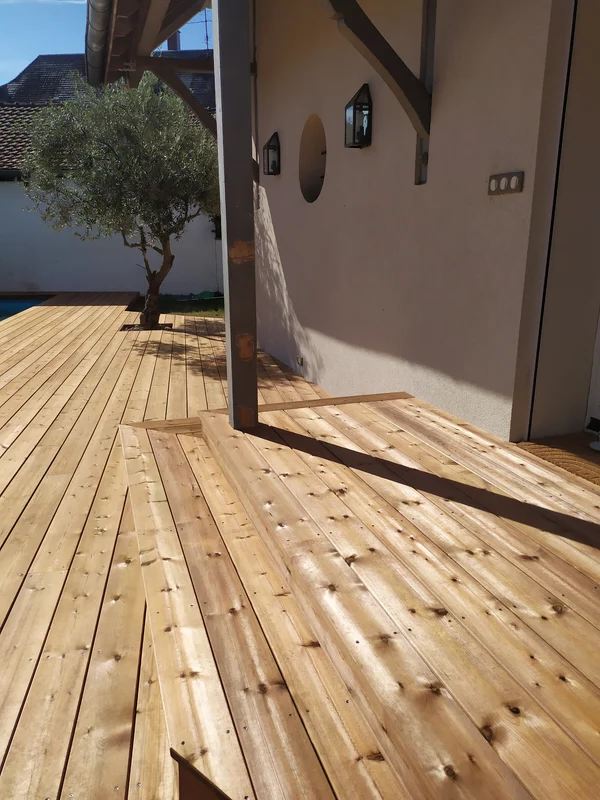 Terrasse et panneau bois, escalier en granit
