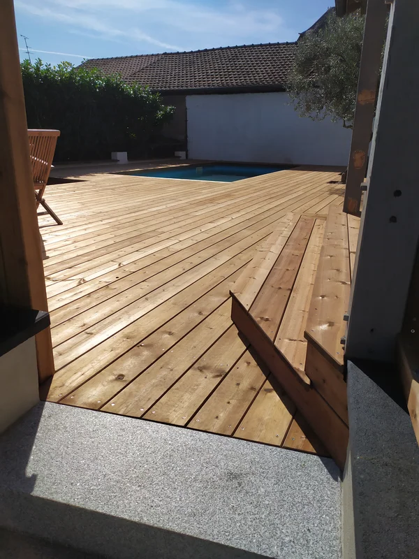 Terrasse et panneau bois, escalier en granit