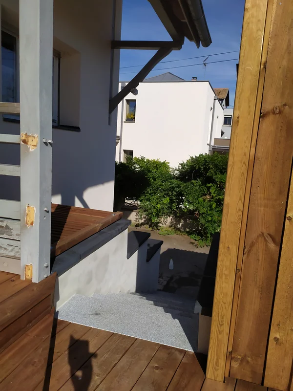 Terrasse et panneau bois, escalier en granit