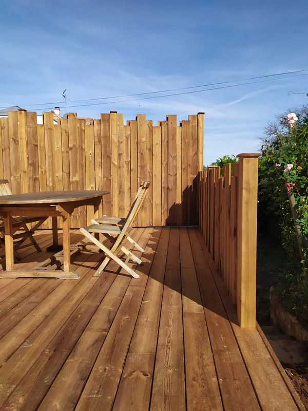 Terrasse et panneau bois, escalier en granit