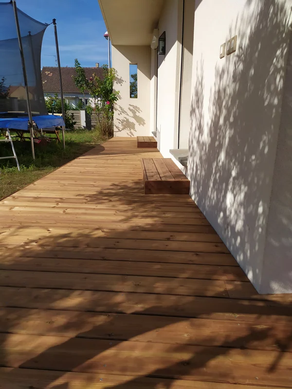 Terrasse et panneau bois, escalier en granit