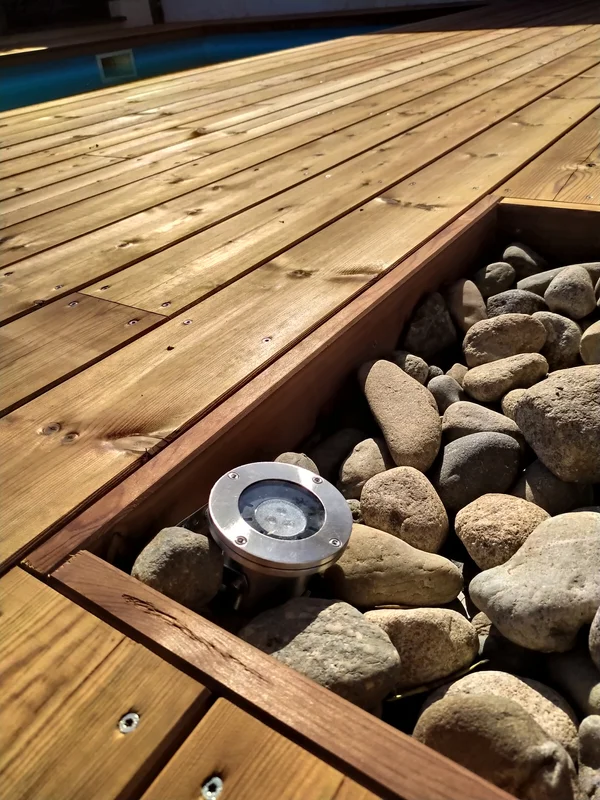 Terrasse et panneau bois, escalier en granit