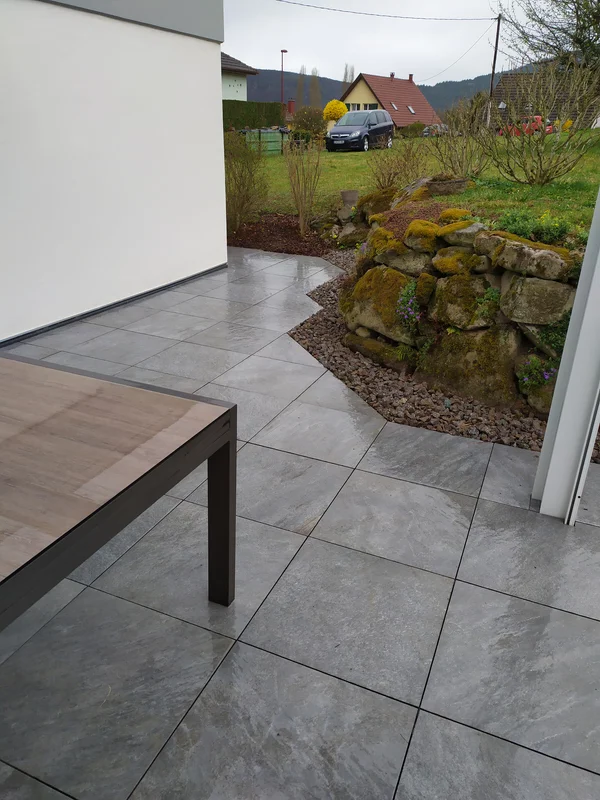 Dallage grès cérame, bac à plante palissades granit