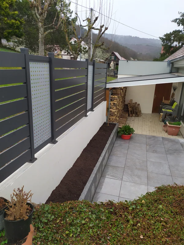 Dallage grès cérame, bac à plante palissades granit