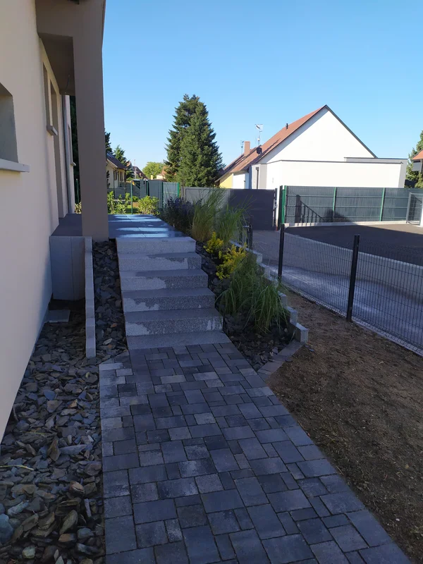 Aménagement complet: pavage, escalier, palissade, clôture, portillon, arrosage automatique, plantation, engazonnement