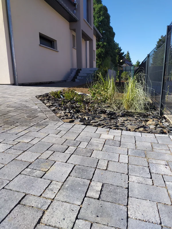 Aménagement complet: pavage, escalier, palissade, clôture, portillon, arrosage automatique, plantation, engazonnement