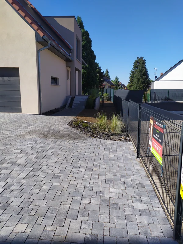 Aménagement complet: pavage, escalier, palissade, clôture, portillon, arrosage automatique, plantation, engazonnement