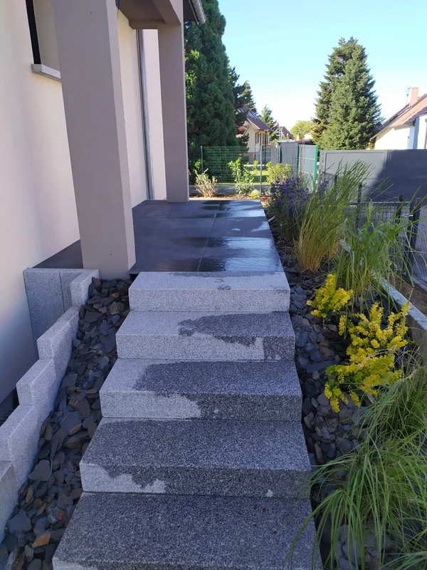 Aménagement complet: pavage, escalier, palissade, clôture, portillon, arrosage automatique, plantation, engazonnement