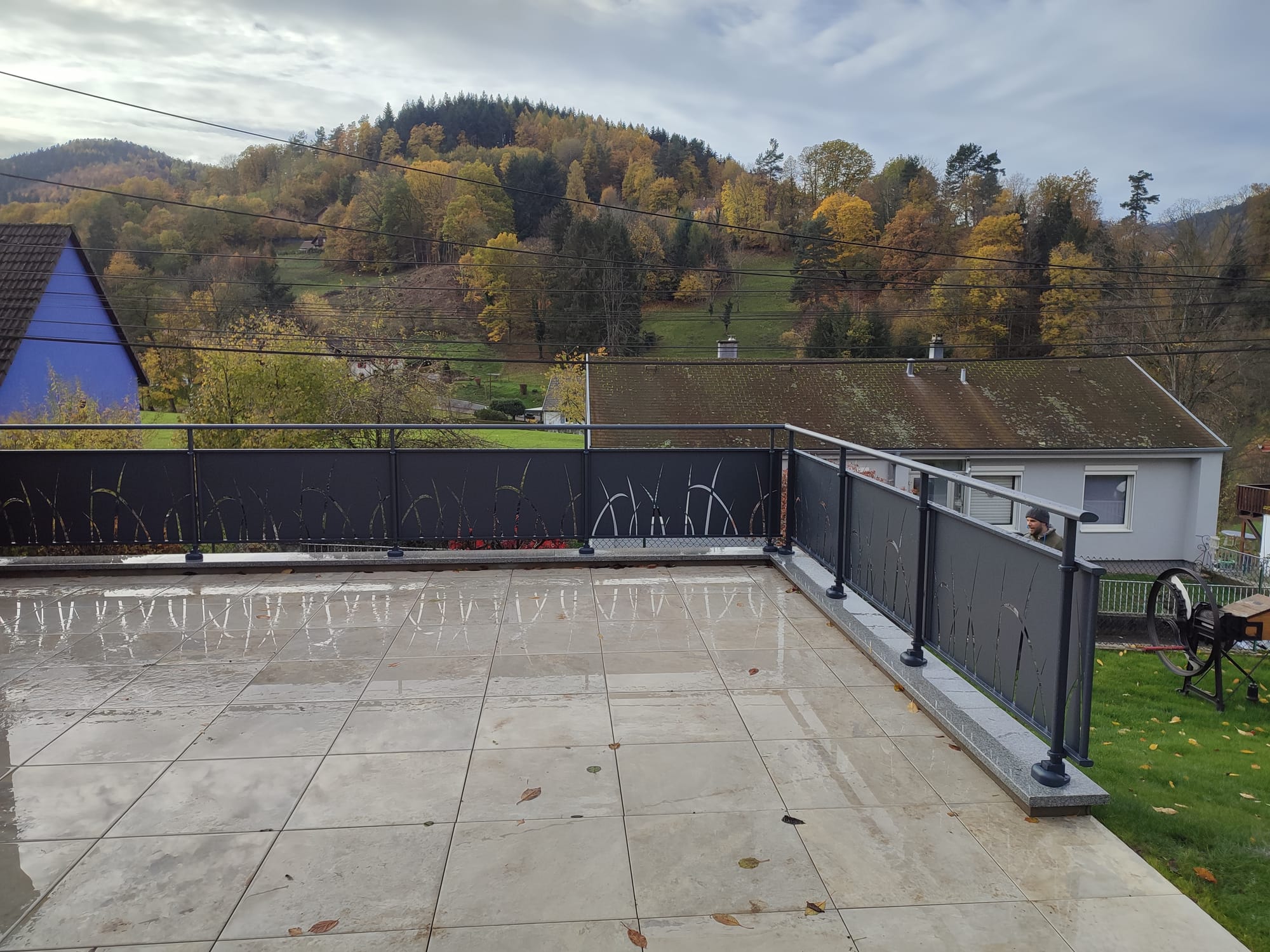 Agrandissement terrasse, grès cérame, garde corps aluminium, bac potager, engazonnement 