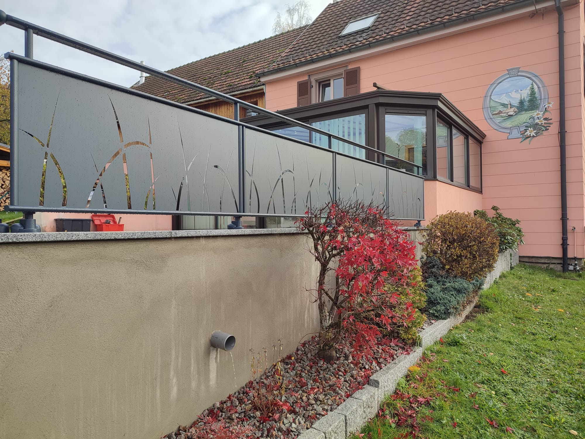 Agrandissement terrasse, grès cérame, garde corps aluminium, bac potager, engazonnement 