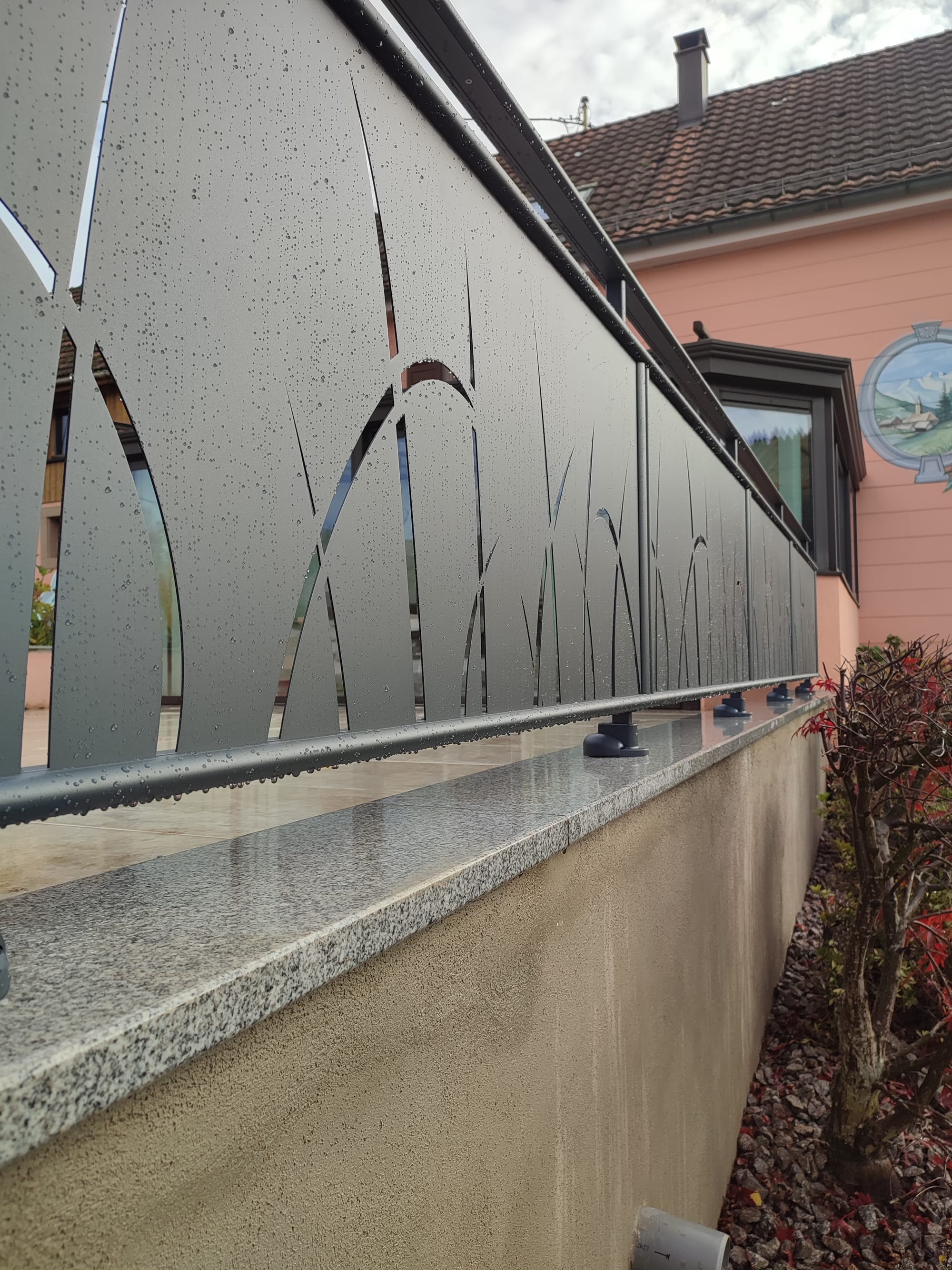 Agrandissement terrasse, grès cérame, garde corps aluminium, bac potager, engazonnement 