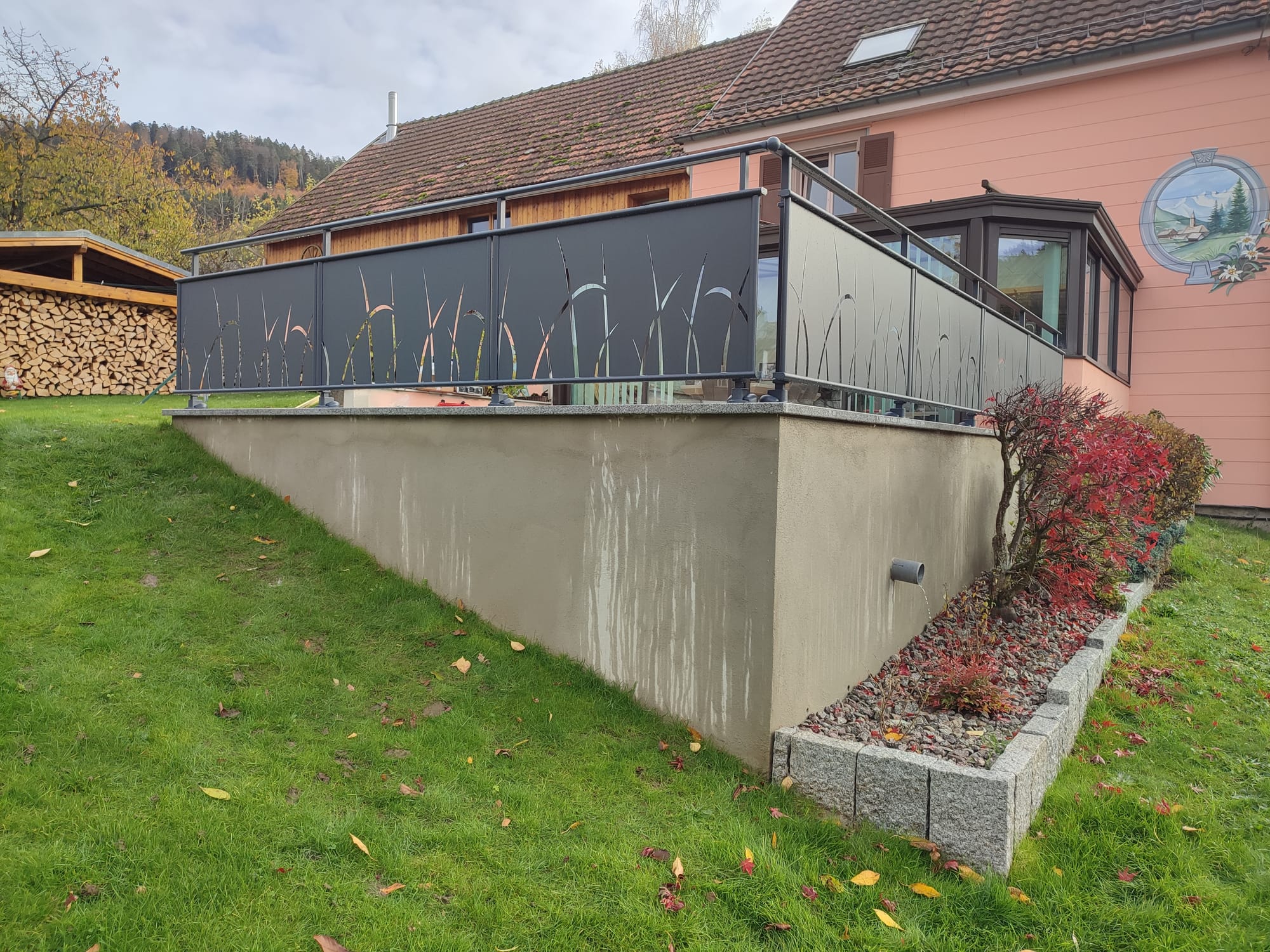 Agrandissement terrasse, grès cérame, garde corps aluminium, bac potager, engazonnement 