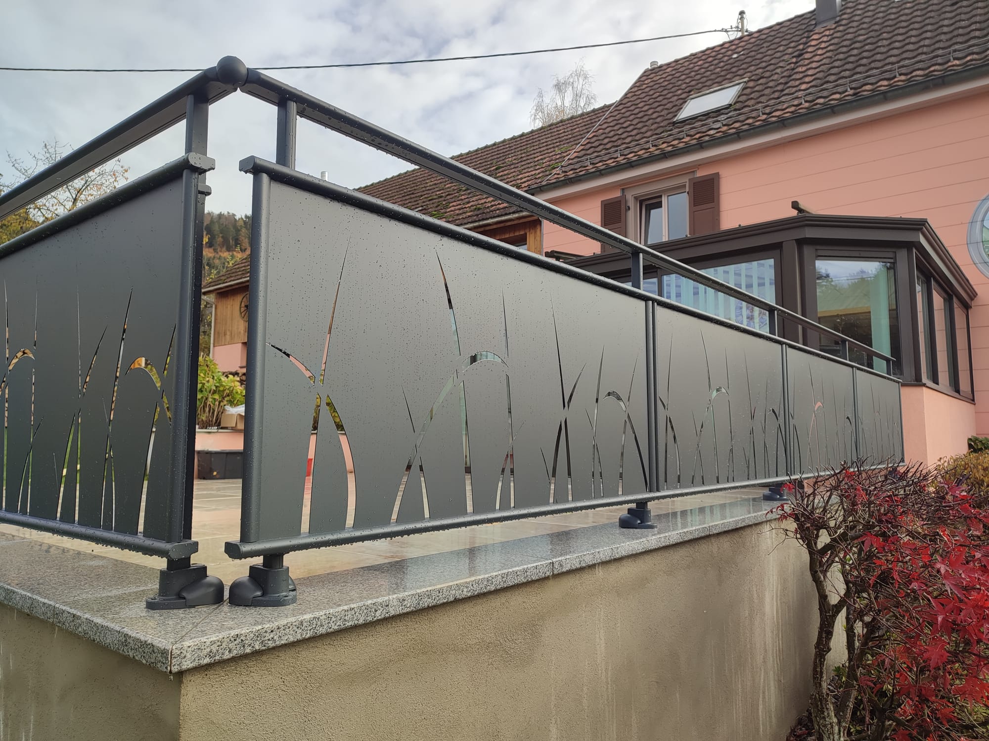 Agrandissement terrasse, grès cérame, garde corps aluminium, bac potager, engazonnement 