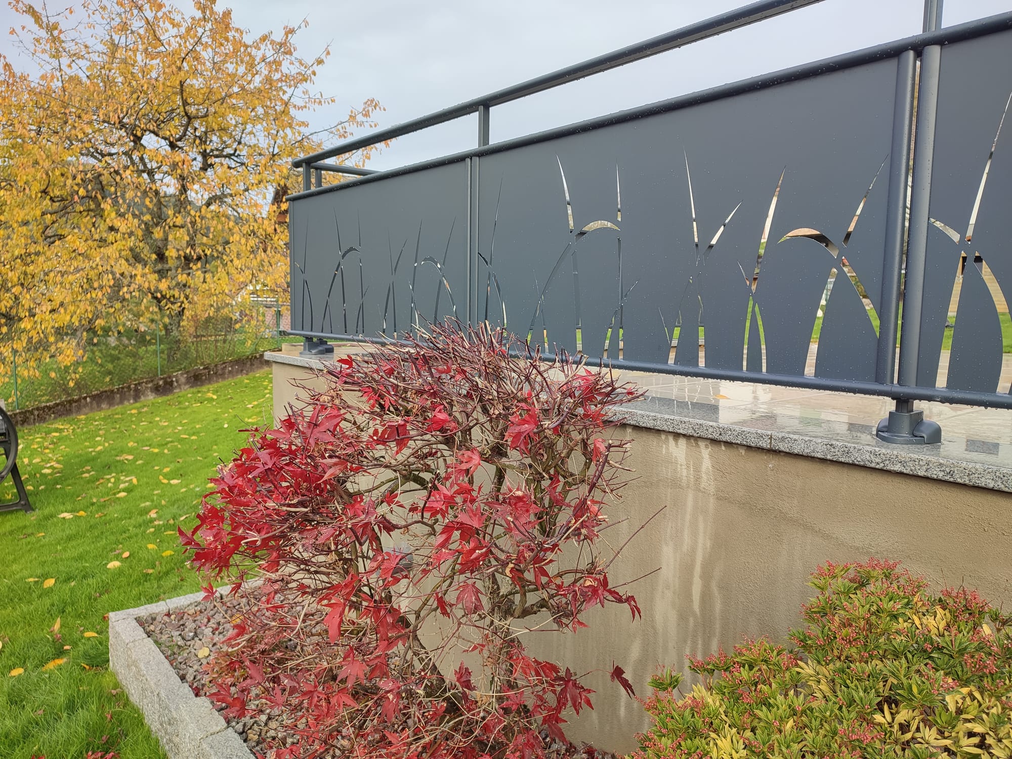 Agrandissement terrasse, grès cérame, garde corps aluminium, bac potager, engazonnement 