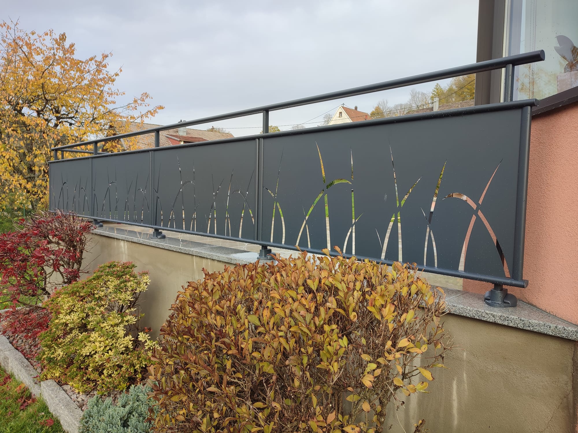 Agrandissement terrasse, grès cérame, garde corps aluminium, bac potager, engazonnement 