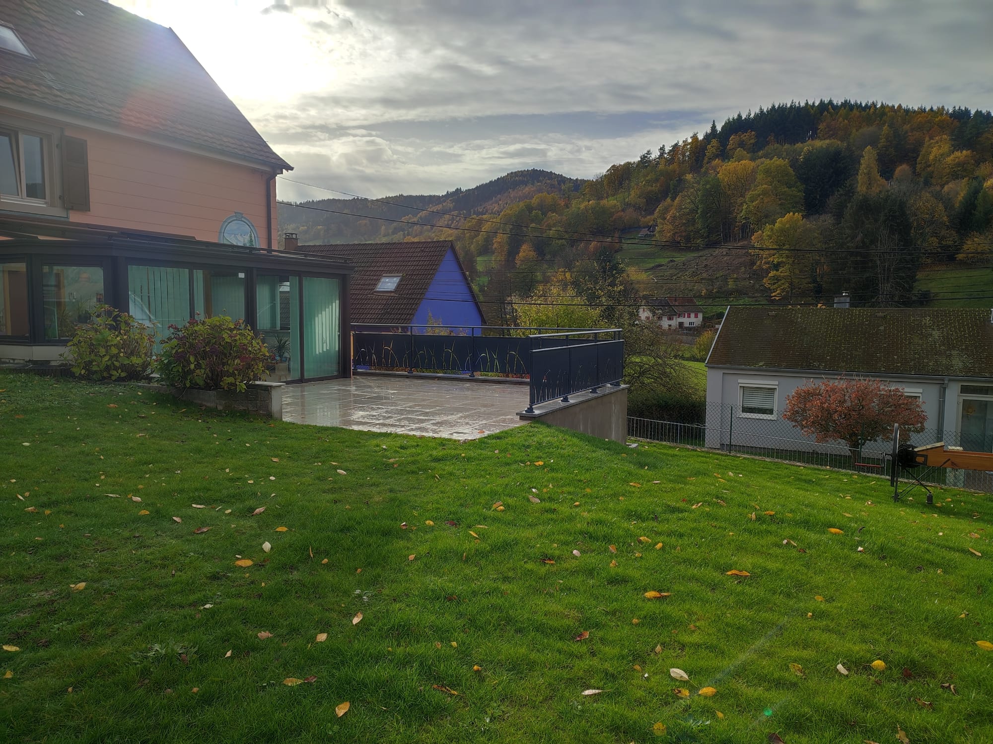 Agrandissement terrasse, grès cérame, garde corps aluminium, bac potager, engazonnement 