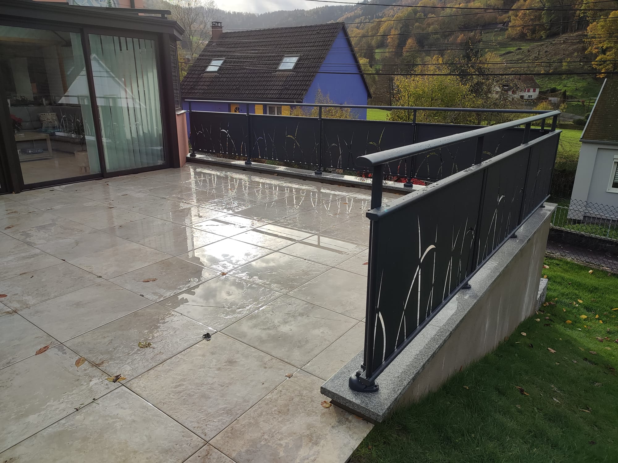 Agrandissement terrasse, grès cérame, garde corps aluminium, bac potager, engazonnement 