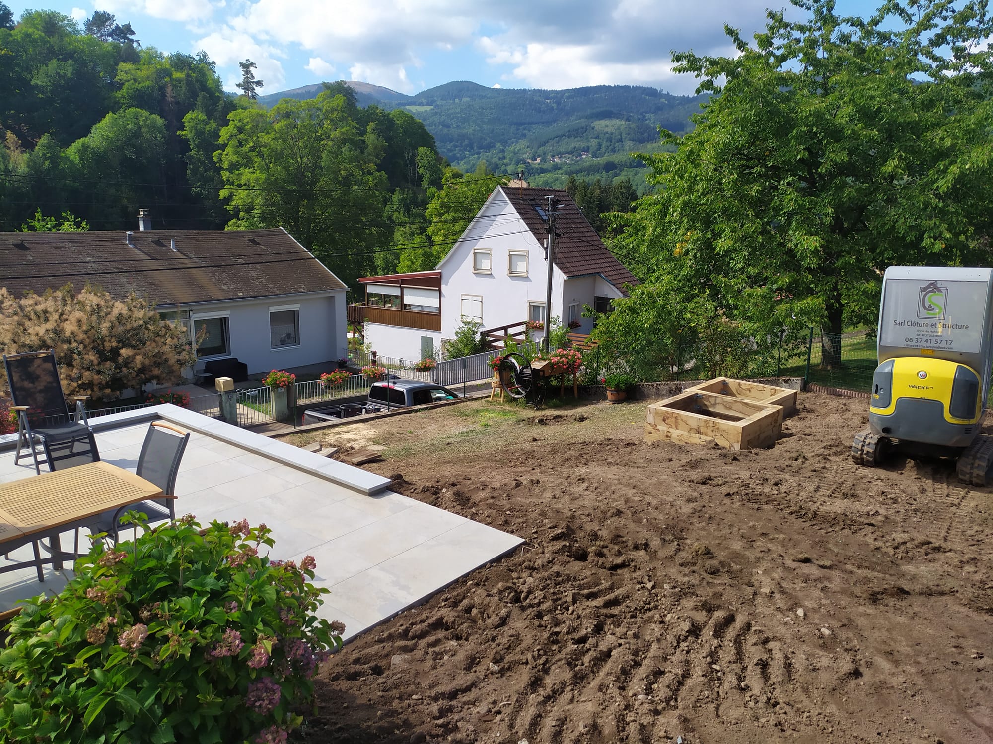 Agrandissement terrasse, grès cérame, garde corps aluminium, bac potager, engazonnement 