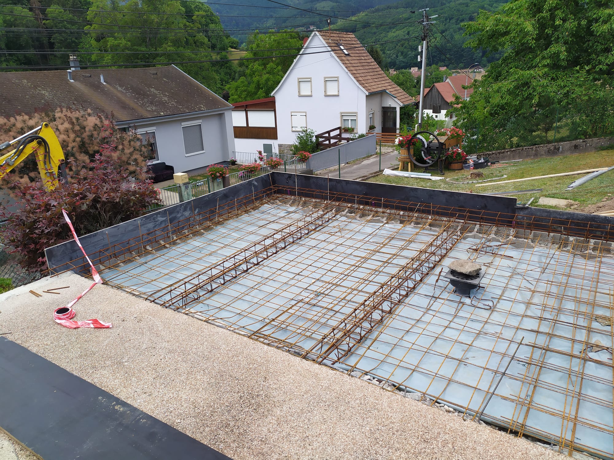 Agrandissement terrasse, grès cérame, garde corps aluminium, bac potager, engazonnement 