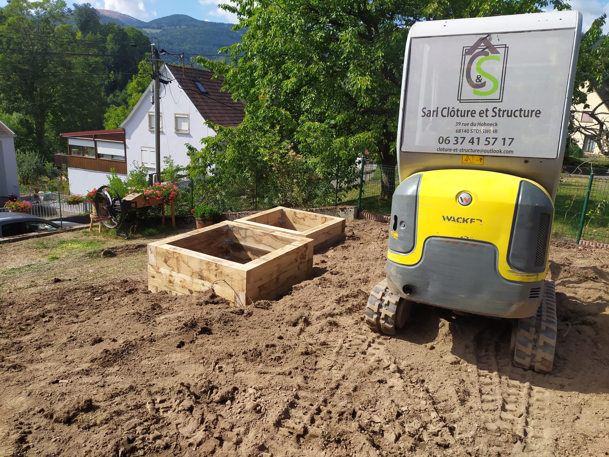 Agrandissement terrasse, grès cérame, garde corps aluminium, bac potager, engazonnement 