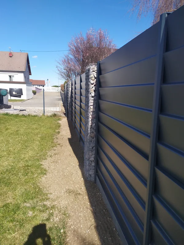 Claustra aluminium combiné avec du gabion