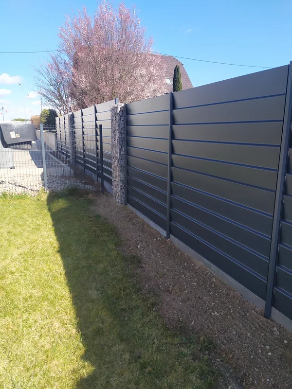 Claustra aluminium combiné avec du gabion