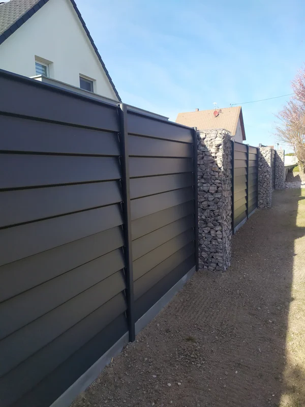 Claustra aluminium combiné avec du gabion