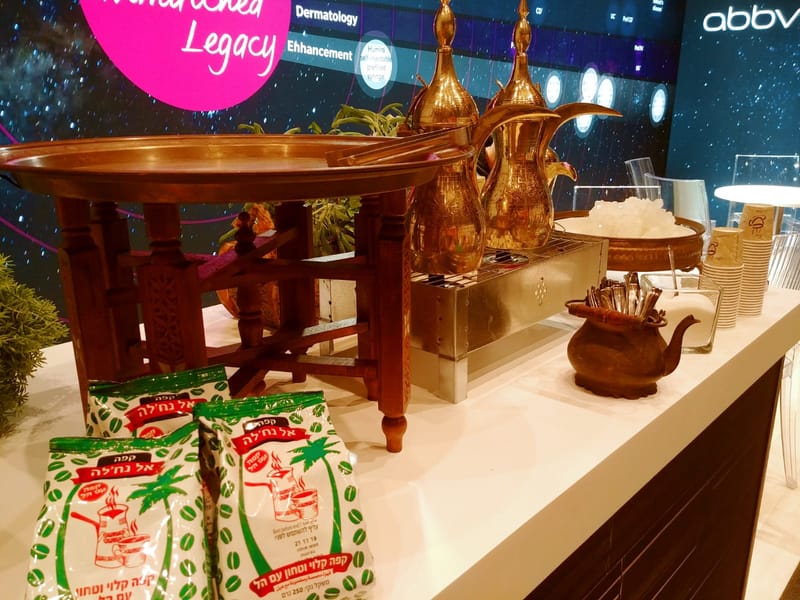 עמדה אותנטית של קפה ערבי ובקלאוות