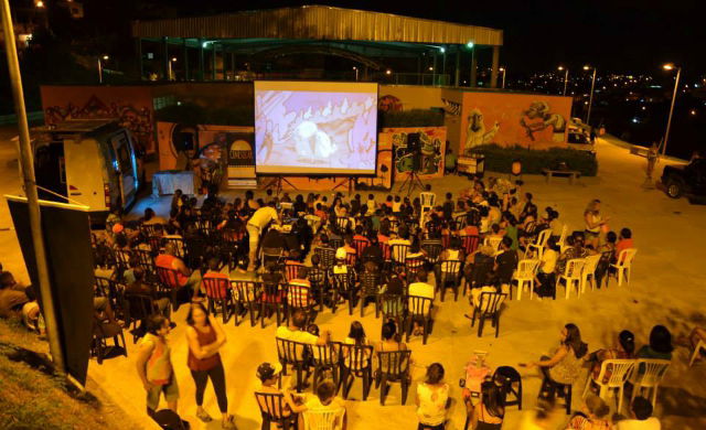 CINEMA NA PRAÇA