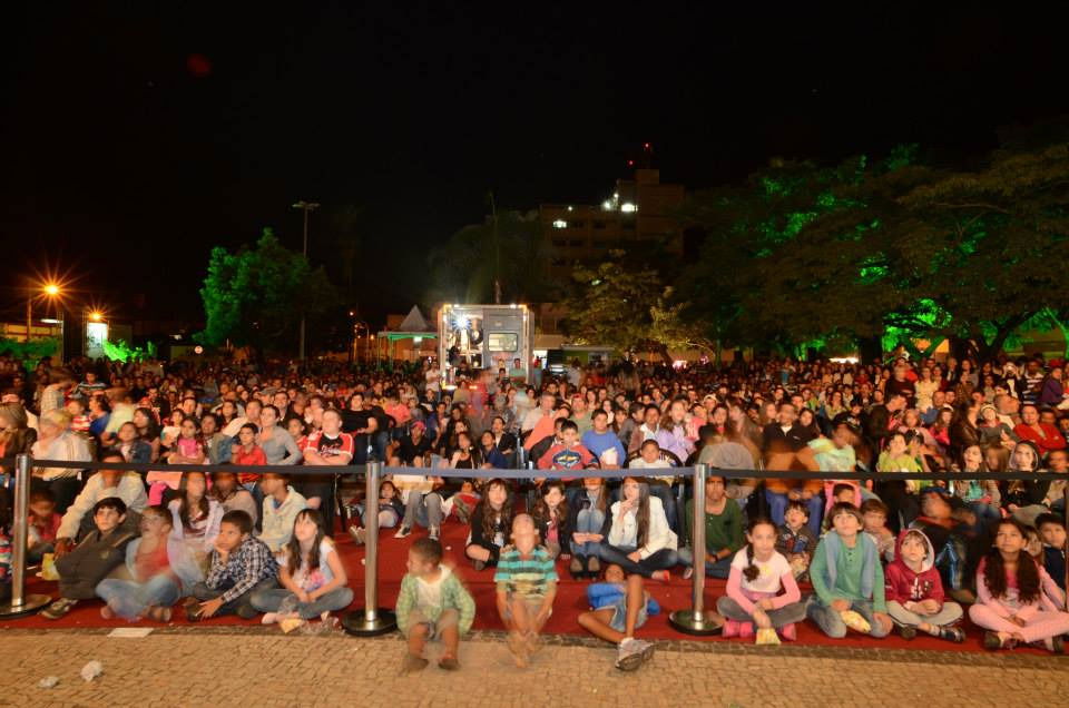 CINEMA NA PRAÇA