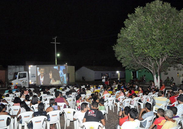 CINEMA NA PRAÇA