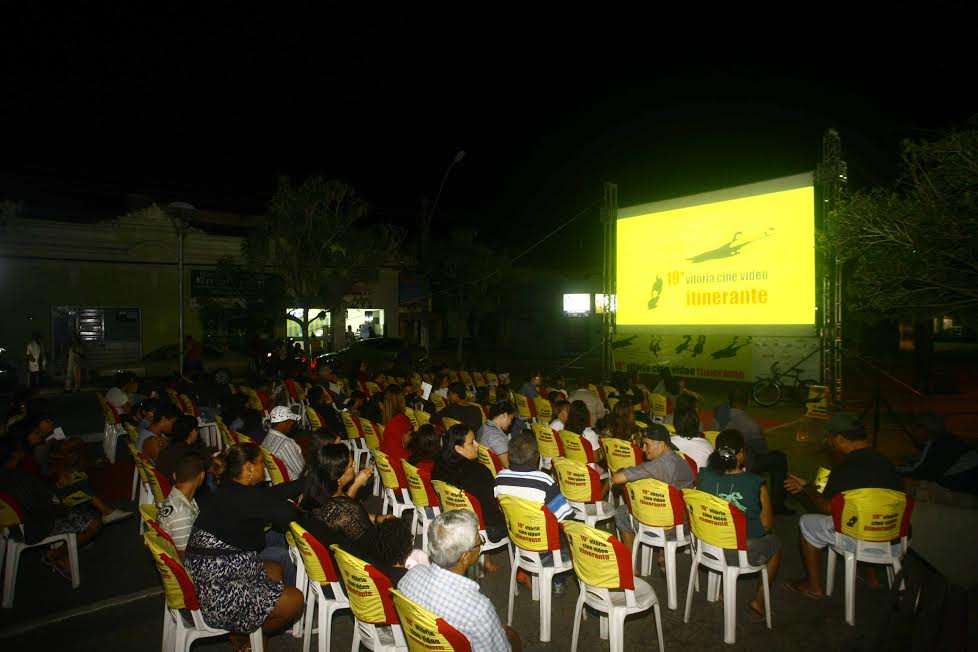 CINEMA NA PRAÇA