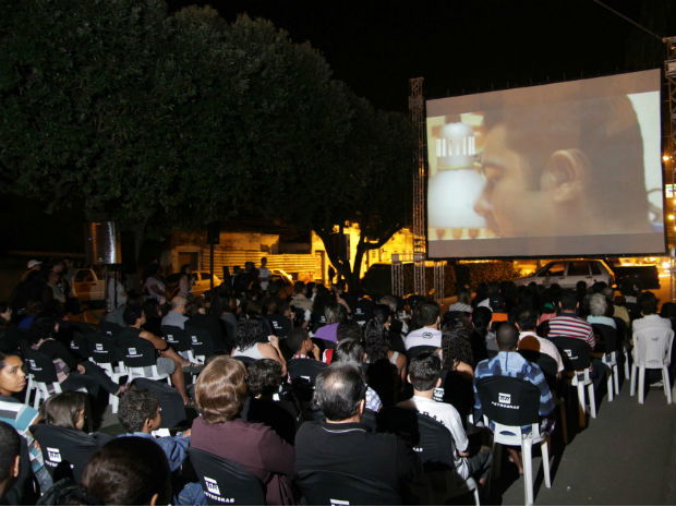 CINEMA NA PRAÇA