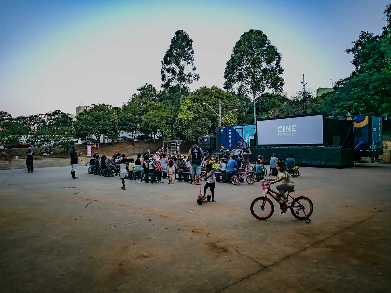 CINEMA NA PRAÇA