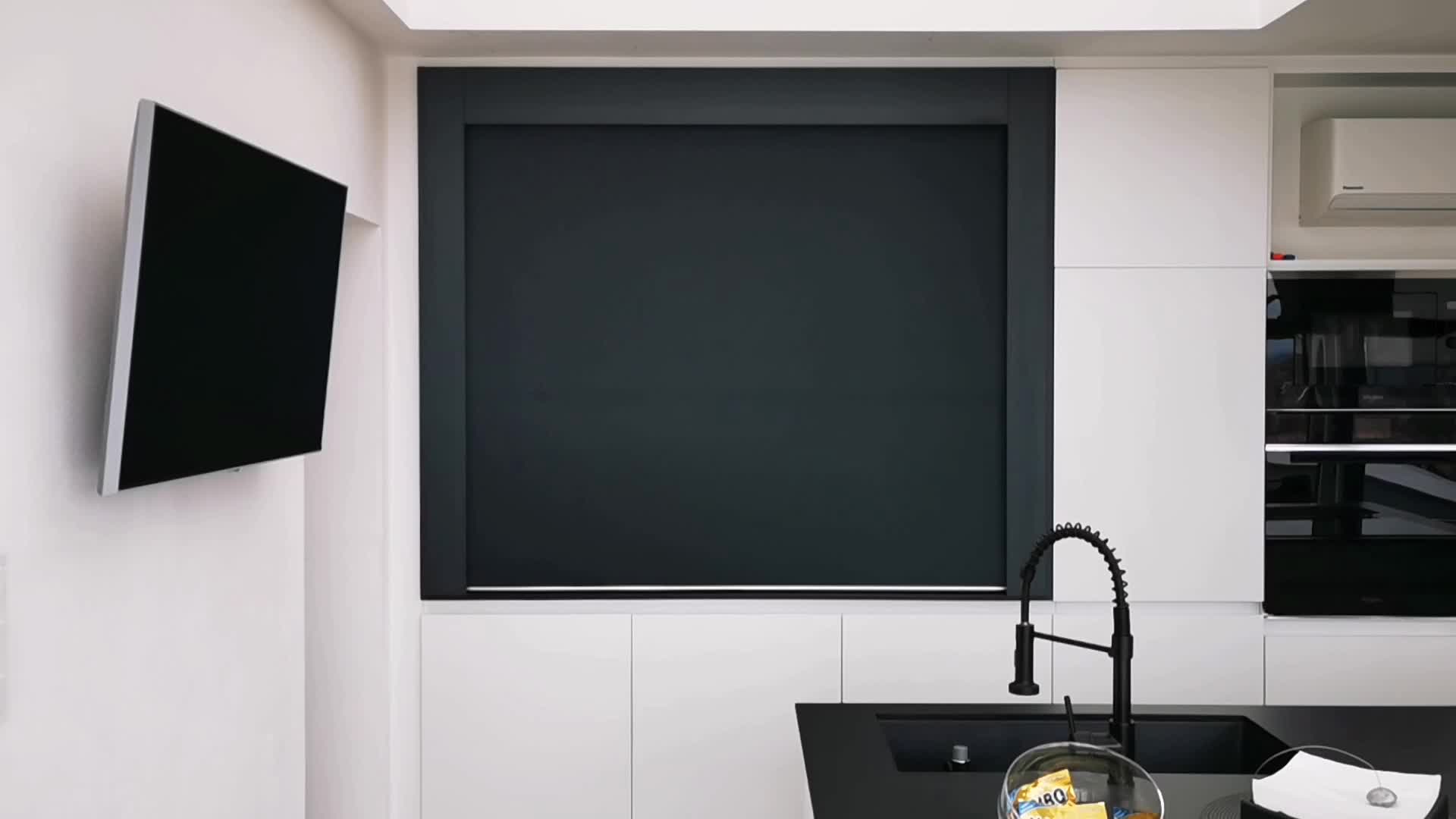 Kuchyně s ostrůvkem a roletou