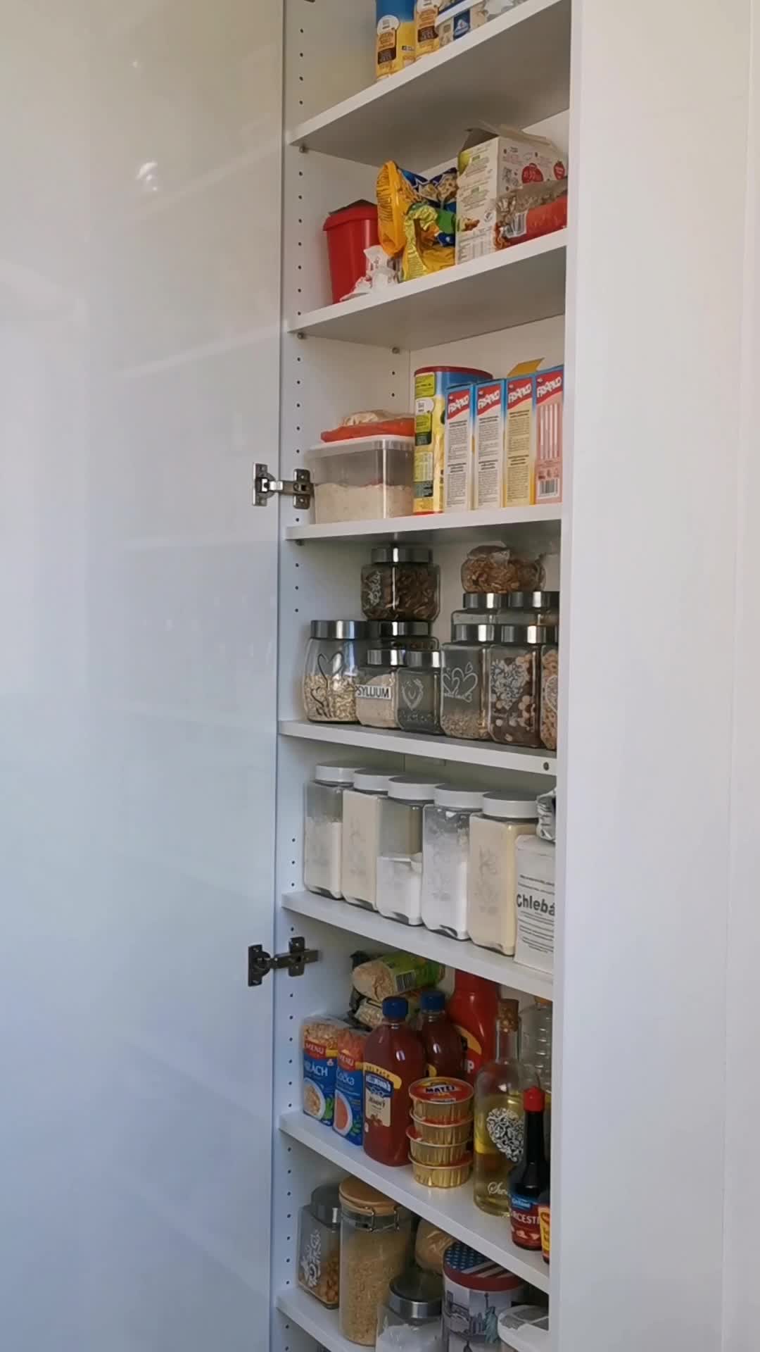 Kuchyně v bílém lesku se špajzem