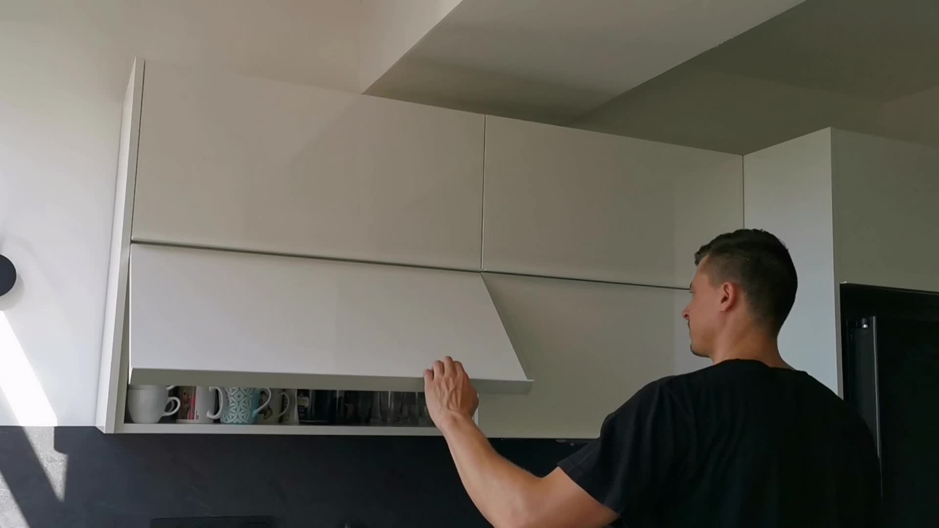 Kuchyně v bílém lesku se špajzem