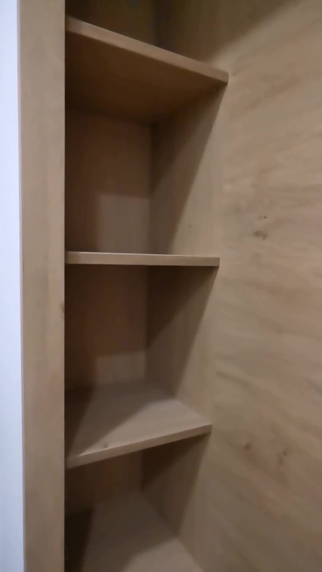 Vestavěná skříň s nikou