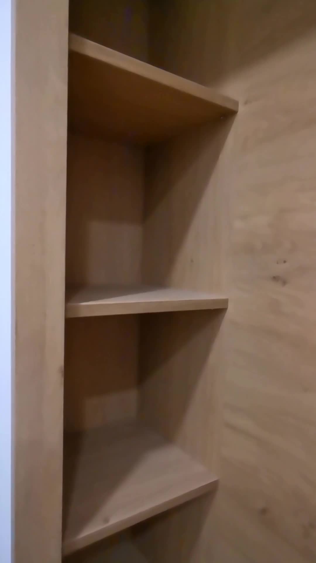 Vestavěná skříň s nikou