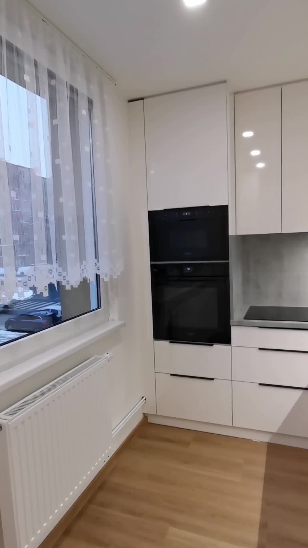 Kuchyně s vestavěnou lednicí, potravinovou skříní a kuchyňským koutem