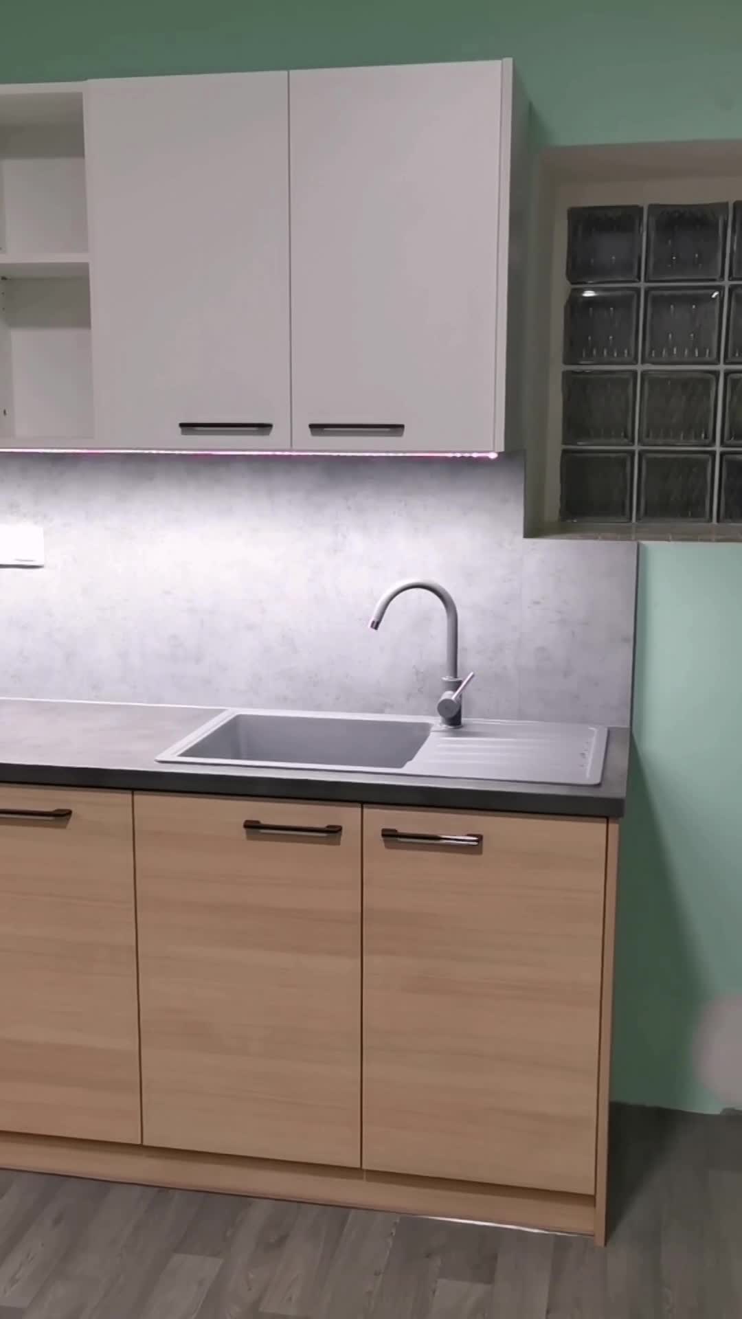 Kuchyně s jídelním stolem