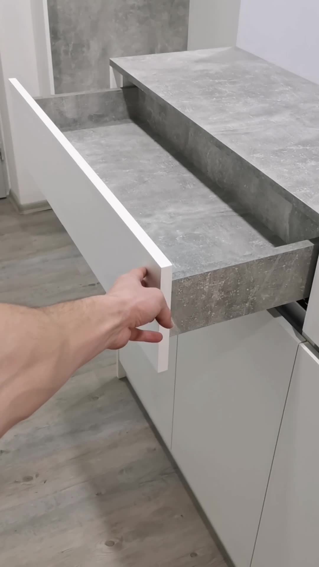 Vestavěná skříň s nikou a botníkem 